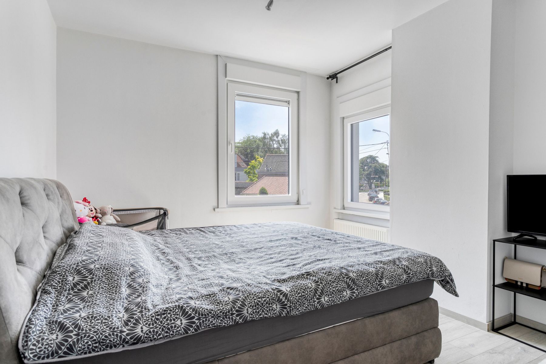Ruime kloeke gerenoveerde woning met garage !!!! foto 12