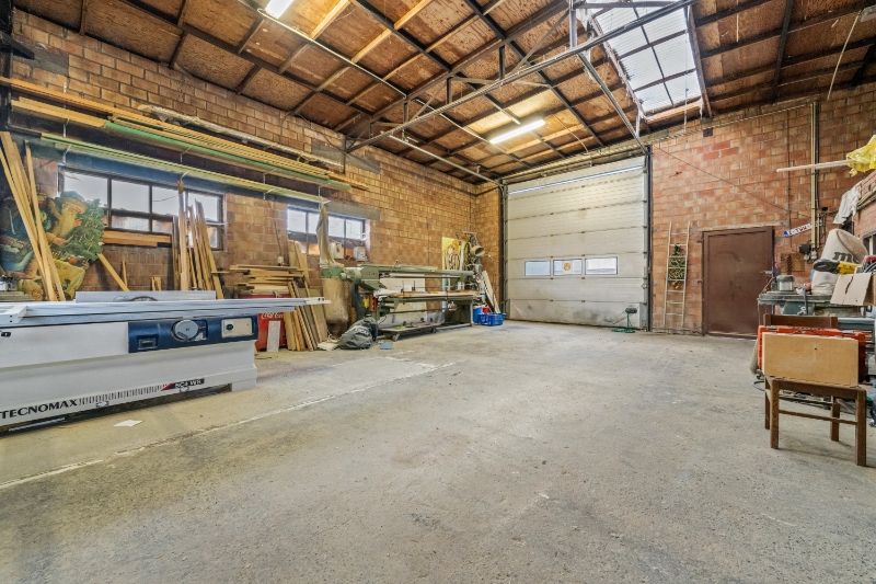 Zonnebeke. Half-open polyvalent ruim gebouw / handelshuis met apart magazijn van +/- 170m2 en  3-5 slaapkamers en apart kantoor / hobby / handelsruimte. Goede staat ! foto 16