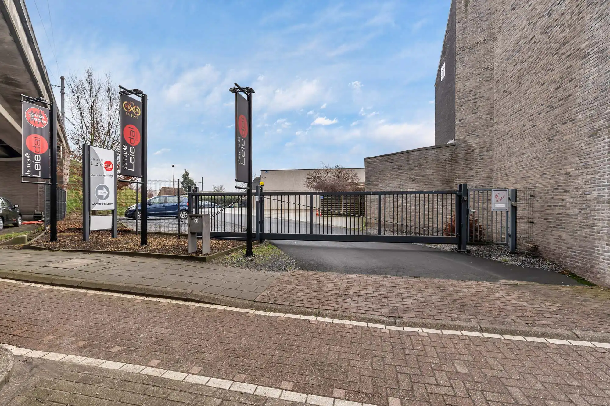 Recent magazijn (2011) van ca.460 m² op topligging in Deinze foto {{pictureIndex}}