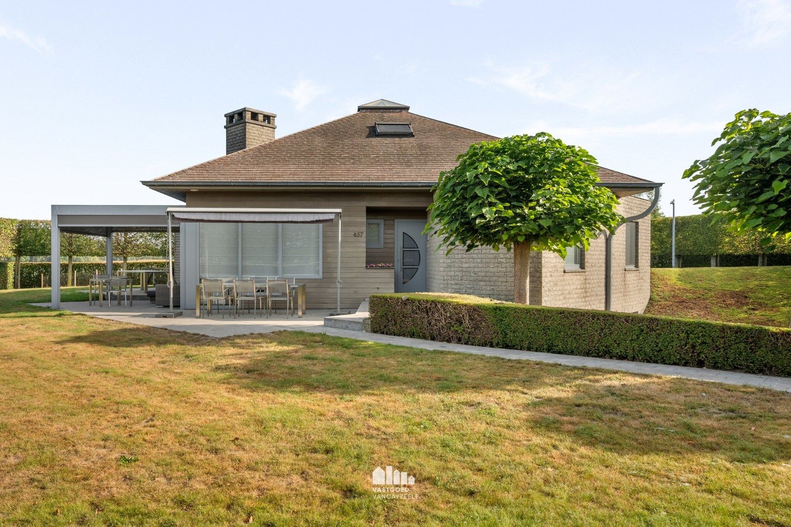 Goed onderhouden villa met grote tuin en twee garages op centrale ligging.   foto 4