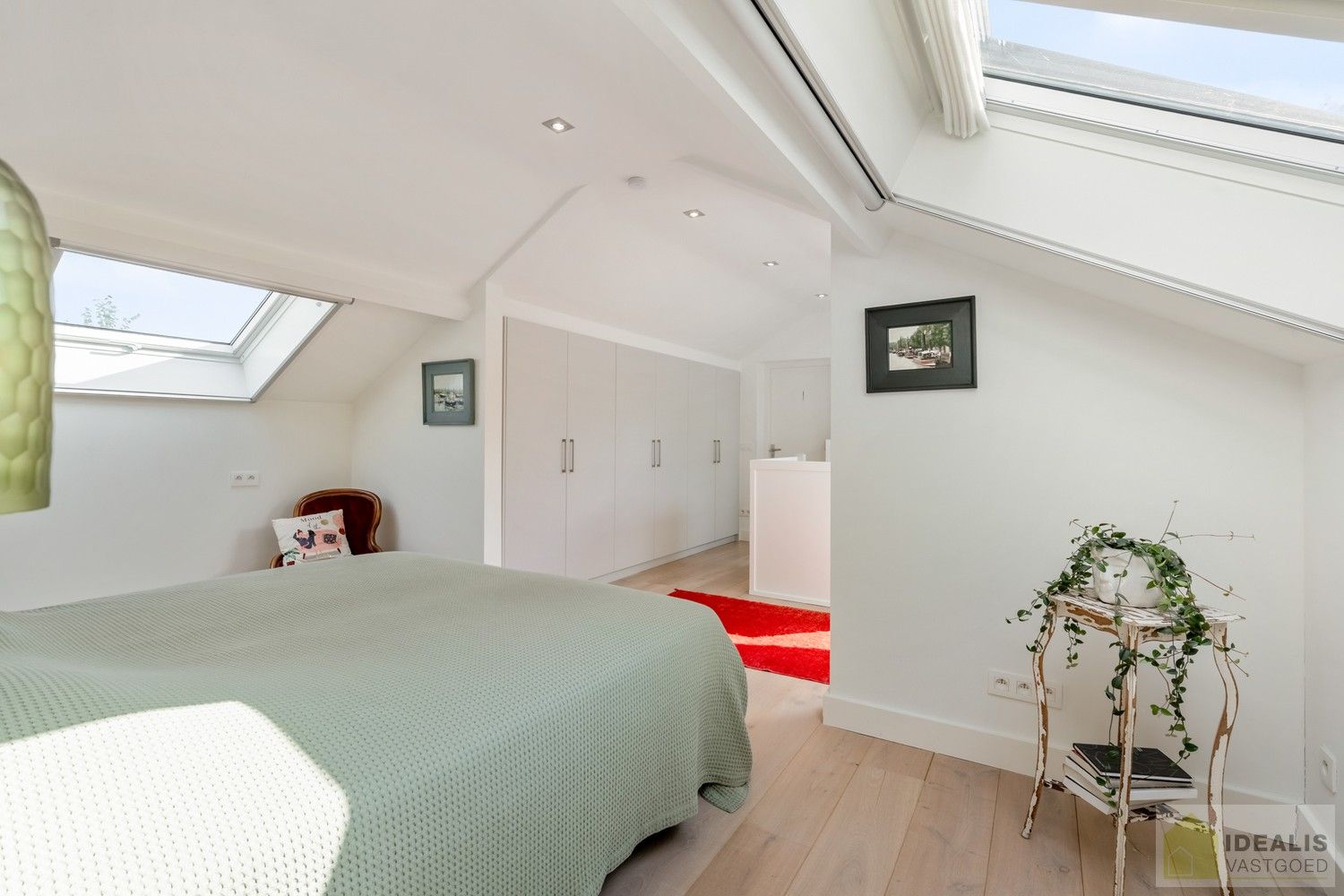 PRACHTIGE VILLA MET SCHITTERENDE ROYALE LEEFRUIMTES, UITGERUSTE KEUKEN, 2 BADKAMERS, 3 SLAAPKAMERS, CARPORT VOOR 2 WAGENS EN KNAP AANGELEGDE TUIN. DEZE KNAPPE VILLA OP EEN RESIDENTIELE LOCATIE BESCHIKT OP DE GELIJKVLOERSE VERDIEPING OVER EEN ROYALE INKOMHAL, RUIME LEEFRUIMTE MET AANSLUITEND EETKAMER EN PRAKTISCH UITGERUSTE LEEFKEUKEN MET EEN BIJKEUKEN/WASPLAATS MET TOEGANG TOT TERRAS, BADKAMER EN 2 SLAAPKAMERS; OP DE VERDIEPING BESCHIKT DE WONING OVER EEN PRACHTIGE MASTERBEDROOM MET AANSLUITEND EEN LUXUEUZE BADKAMER. EEN ‘MUST SEE’ VOOR KOPERS OP ZOEK IN HET MOOIE SEGMENT! foto 22