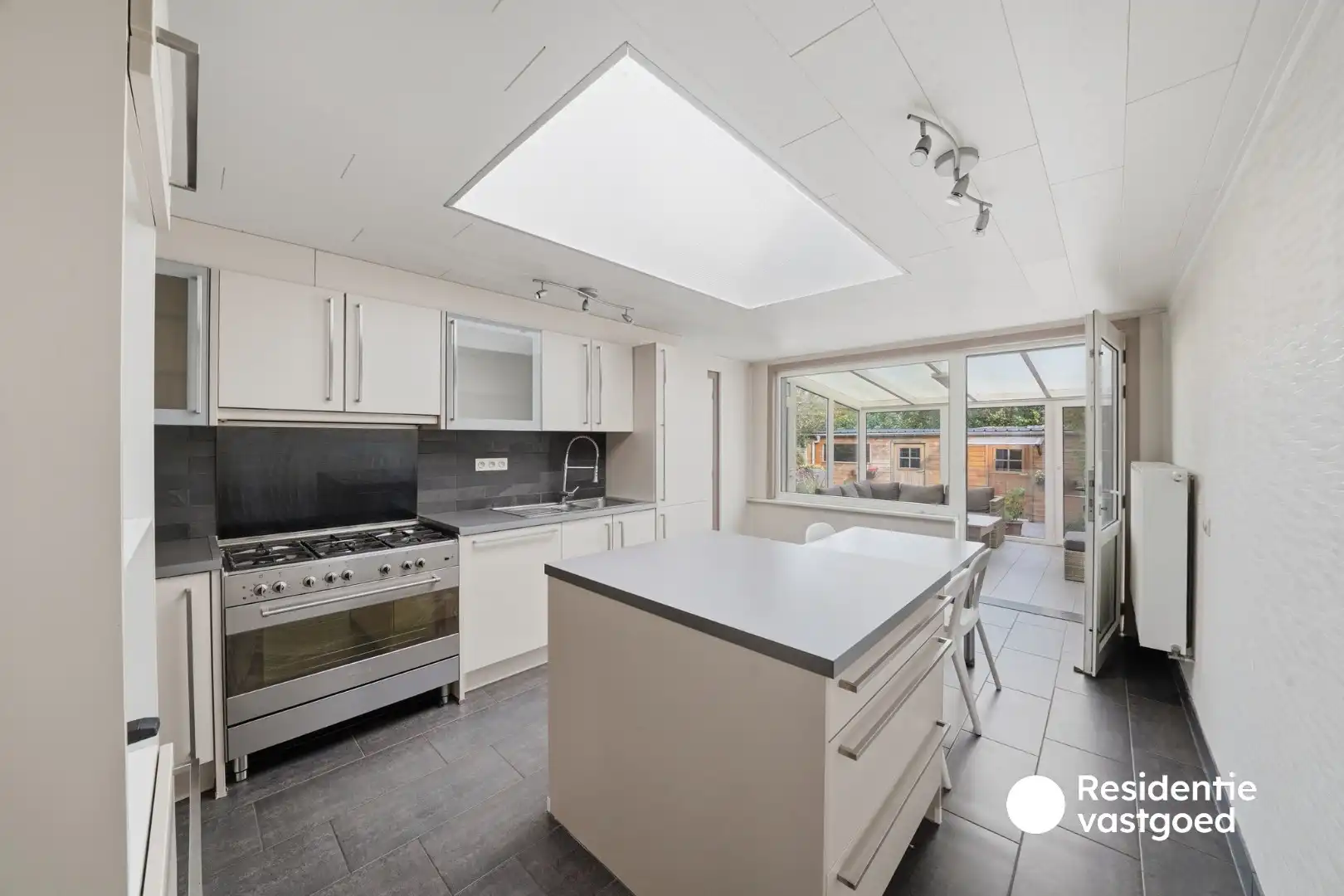 Ruime gezinswoning met 4 slaapkamers, tuin en zonnepanelen in Zandvoorde foto 9