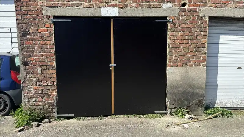 Garagebox te huur in Sint-Pieters Brugge foto {{pictureIndex}}