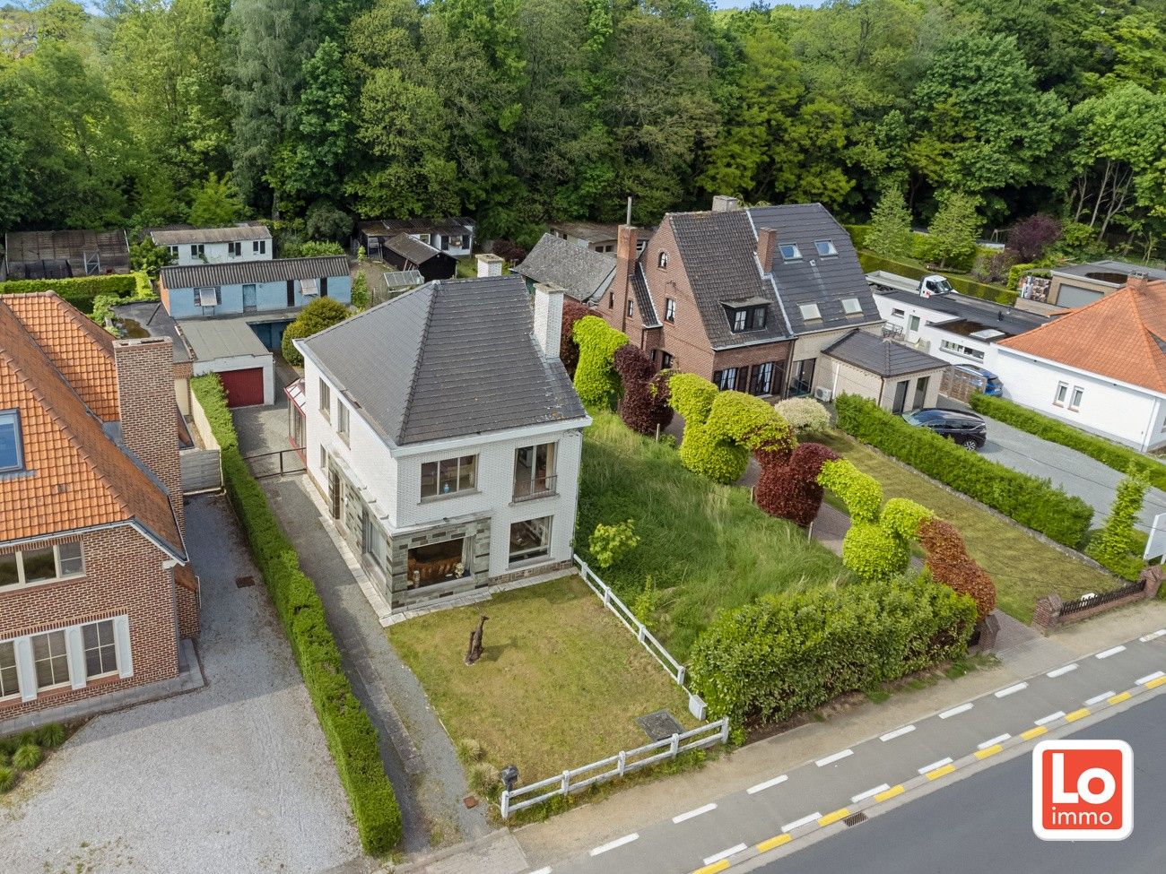 Halfopen woning met afzonderlijke garage en bijgebouw op toplocatie aan de groen long 'De Kollebloem'! foto 1