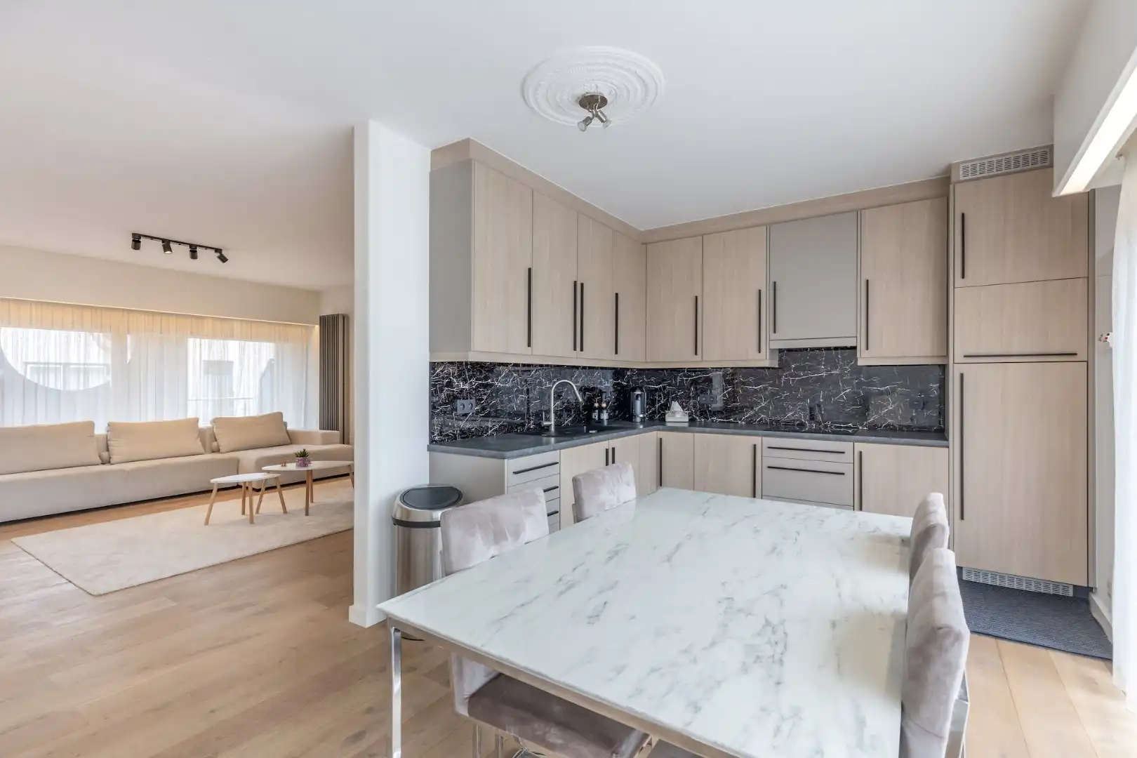 Modern en comfortabel gerenoveerd appartement op de eerste verdieping in het centrum van Neeroeteren foto 10