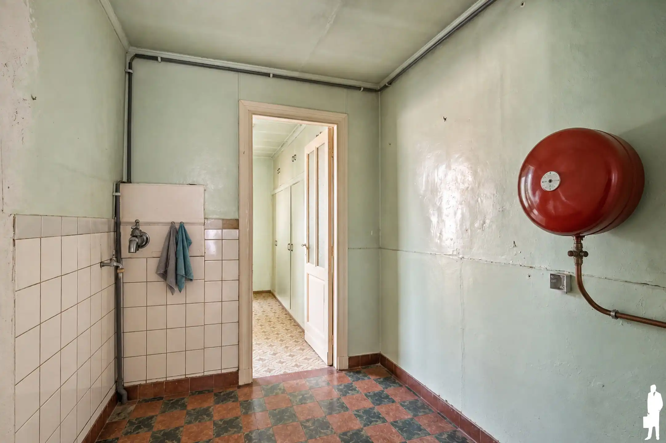 Ruime te renoveren woning, 3 SLK, inpandige garage foto 13
