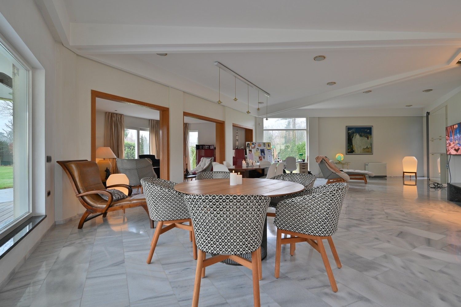 Villa met een uniek, eigentijds ontwerp, fraai gelegen op een perceel van 45a (4.500 m²) in een van de mooiste lanen van Lanaken in villawijk Goudkust te Neerharen foto 9