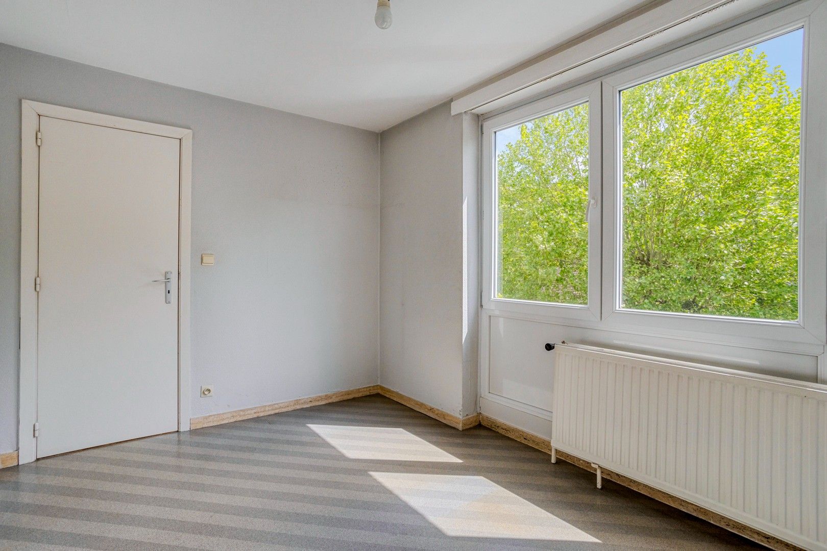 Op te frissen woning met kantoorruimte en garage te Sint-Michiels foto 19