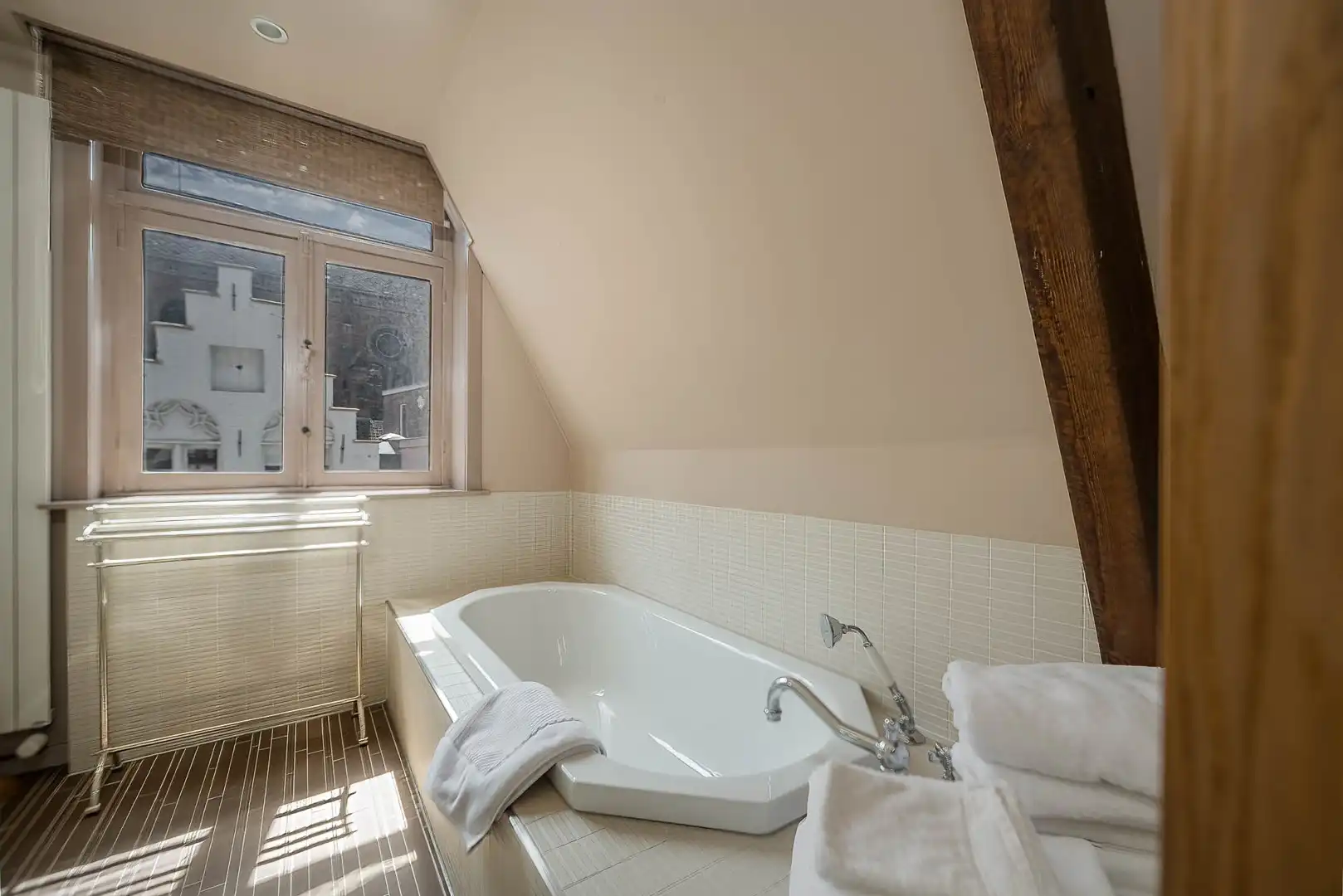 Monumentaal gerestaureerd herenhuis aan de Brugse Reien foto 29