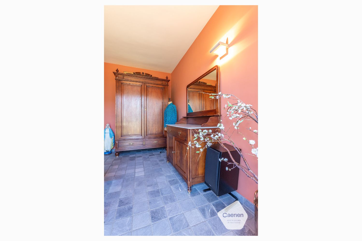 VRIJSTAANDE TE RENOVEREN STEVIGE WONING op een mooi perceel  van 1210 m²  met 3 slaapkamers , GARAGE EN BIJGEBOUW foto 4