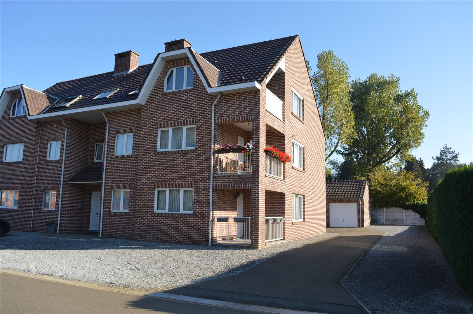 TE HUUR: gelijkvloers appartement met 2 slaapkamers te Koersel! foto {{pictureIndex}}