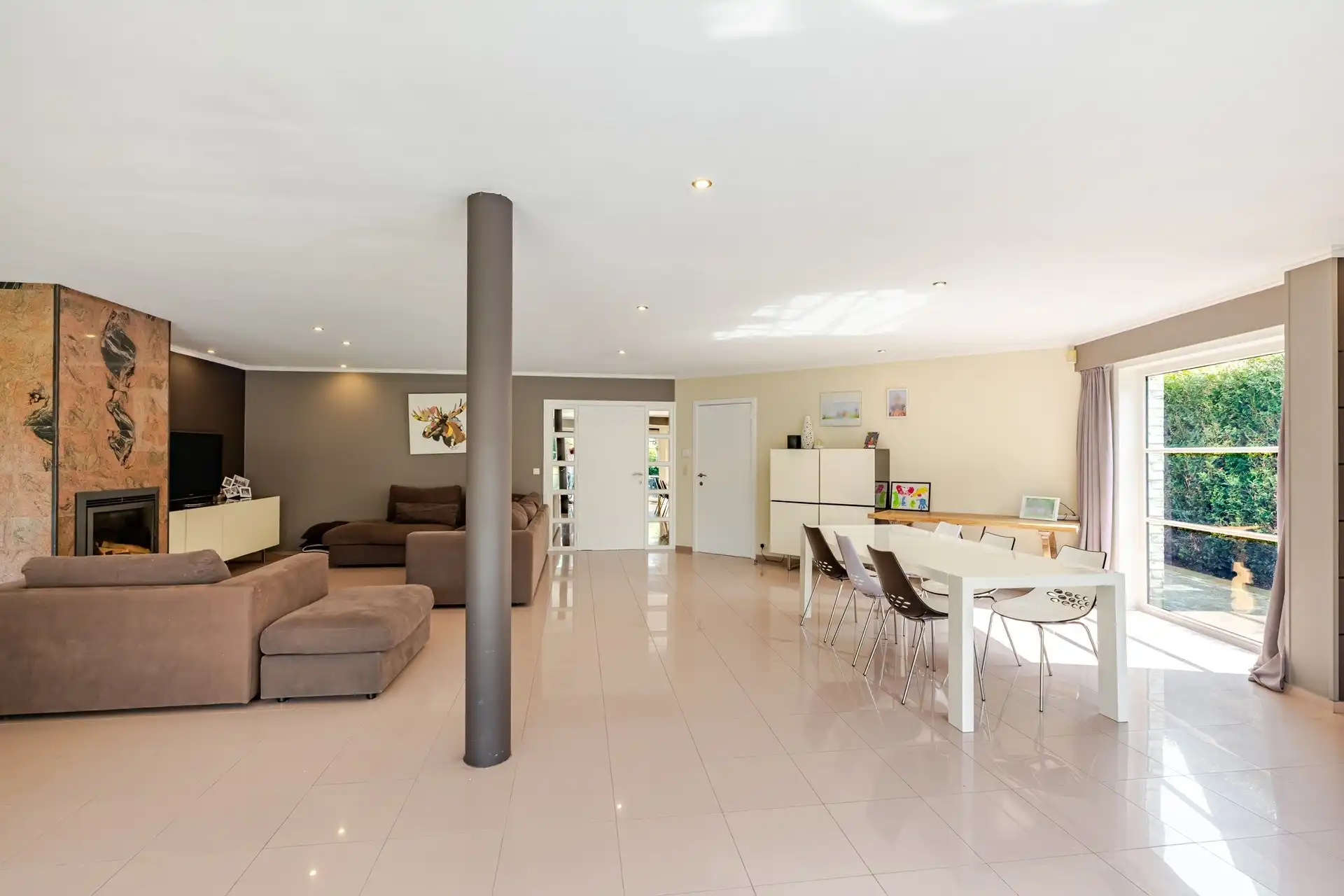 Instapklare en ruime gezinswoning met 5 slaapkamers, zonnige tuin en extra praktijk-/kantoorruimte op topligging te Aalst  foto 9