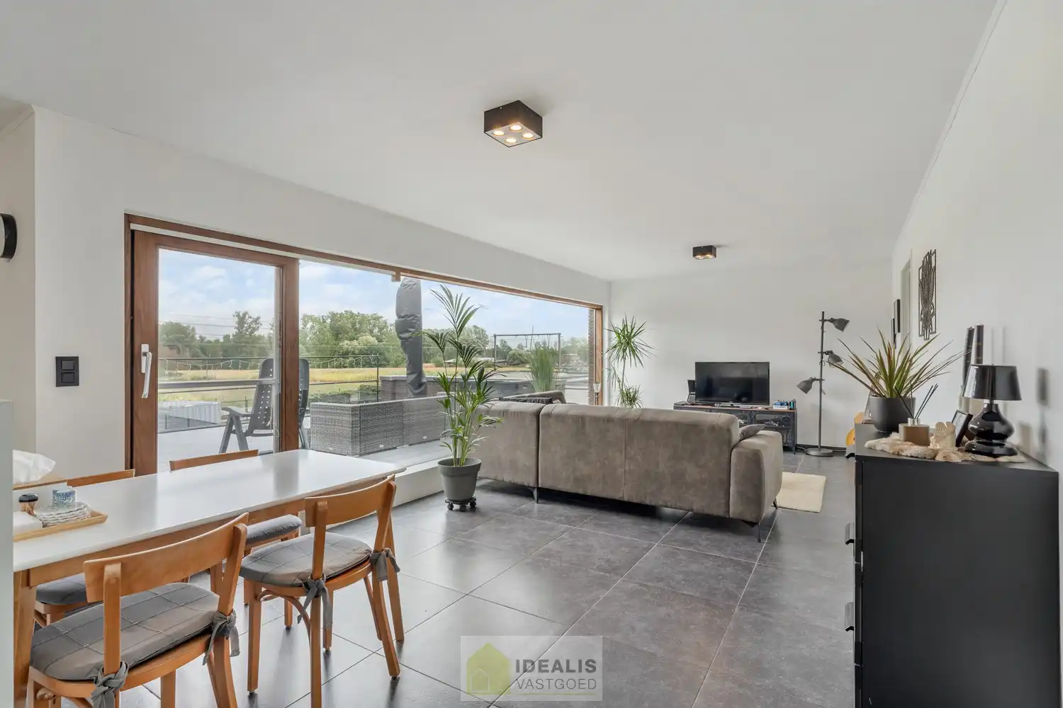 IDEALIS VASTGOED – GELIJKVLOERSE KANTOORRUIMTE MET BOVENLIGGEND APPARTEMENT OP EEN ZICHTLOCATIE IN DIEPENBEEK! Deze gelijkvloerse kantoorruimte van + - 105m² met bovenliggend apart toegankelijk appartement van + - 97 m² met zeer ruim terras is gelegen langs de Steenweg in Diepenbeek en heeft ruim voldoende parkeergelegenheid op eigen terrein. De perfecte zet voor zij die op zoek zijn naar een interessante investering op een zichtlocatie! foto 14