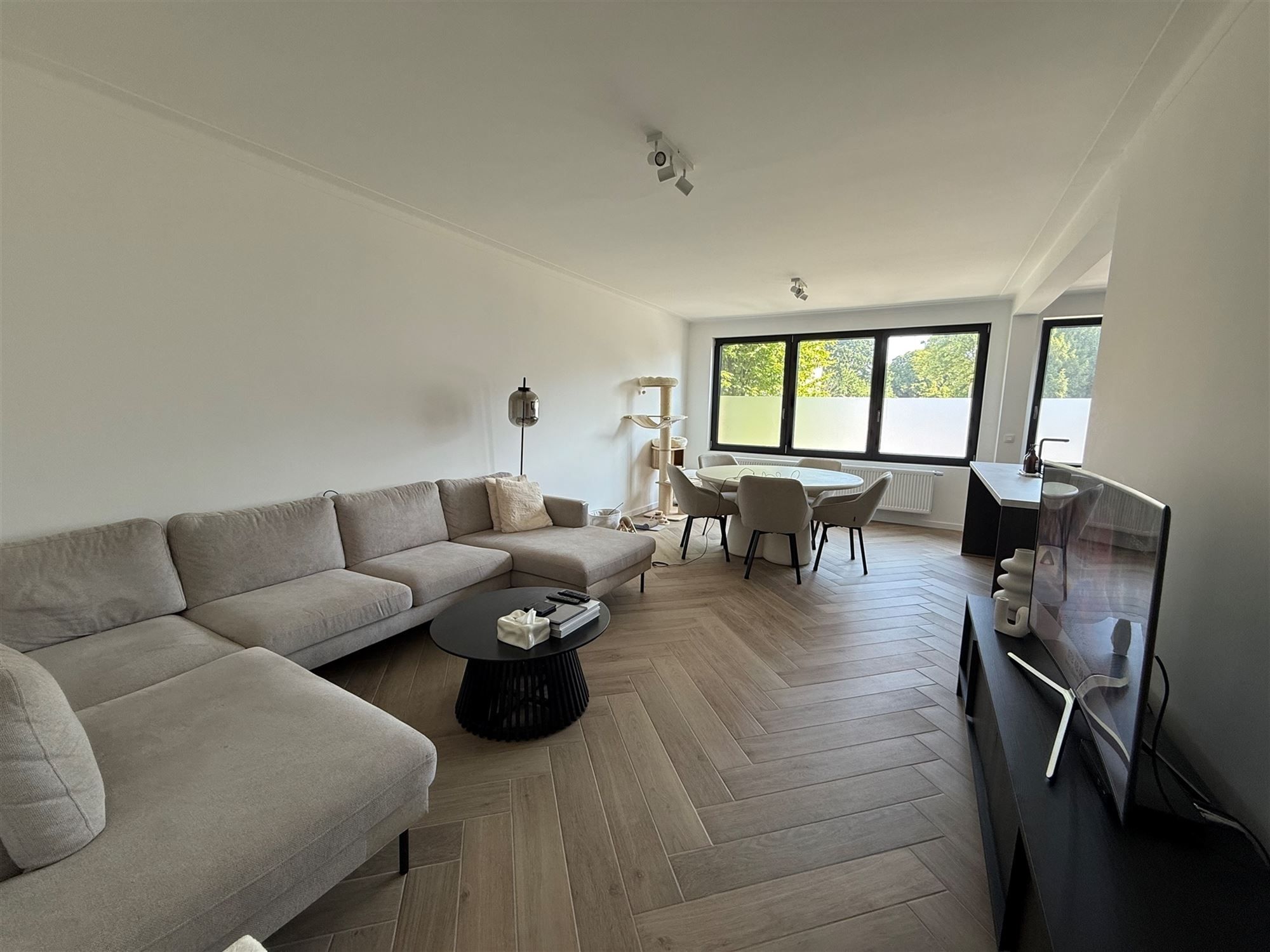 Gerenoveerd 2 slaapkamer app + terras foto 6