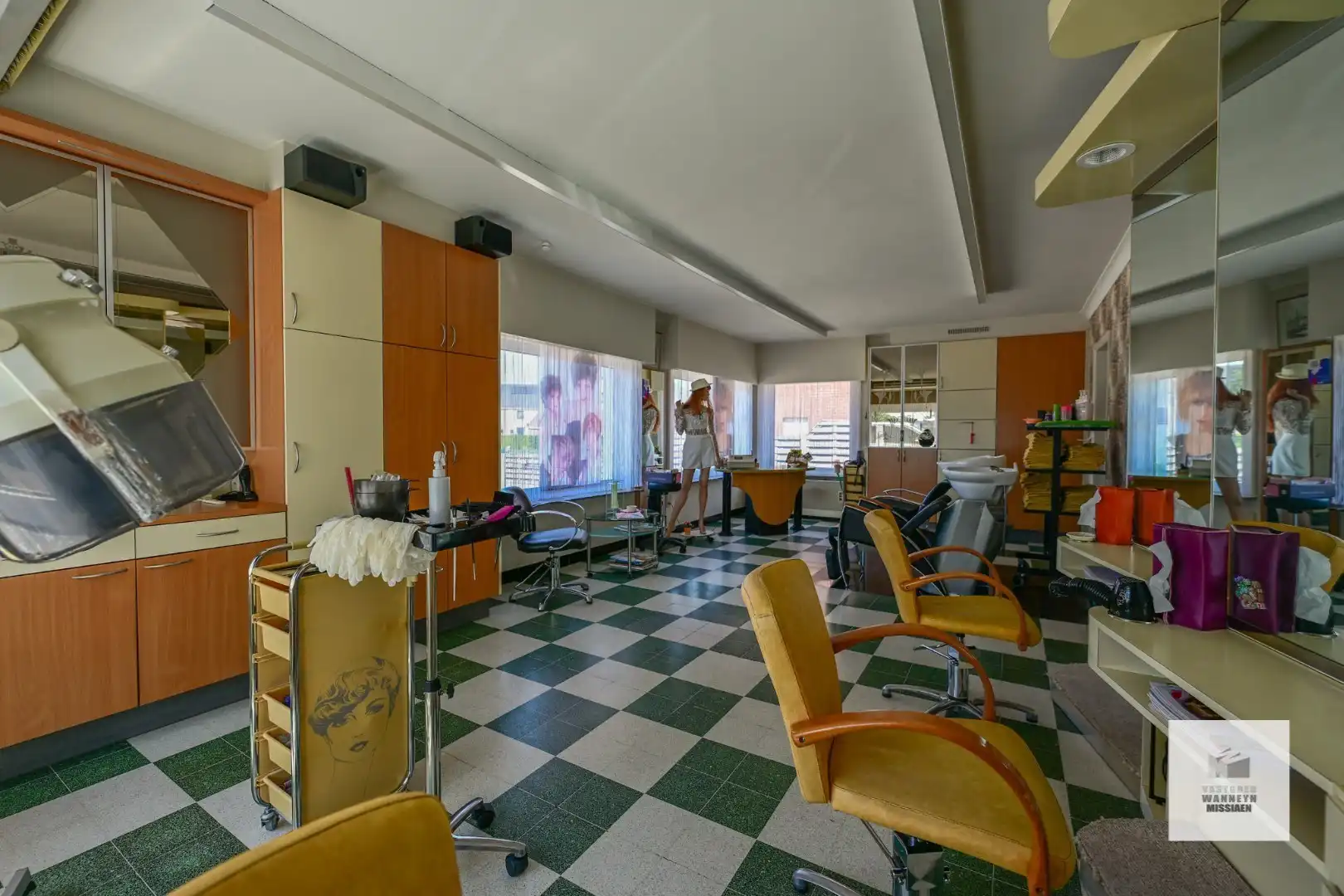 Ruime handelswoning met voormalige kapperszaak op 781m2 te Wildenburg foto 8