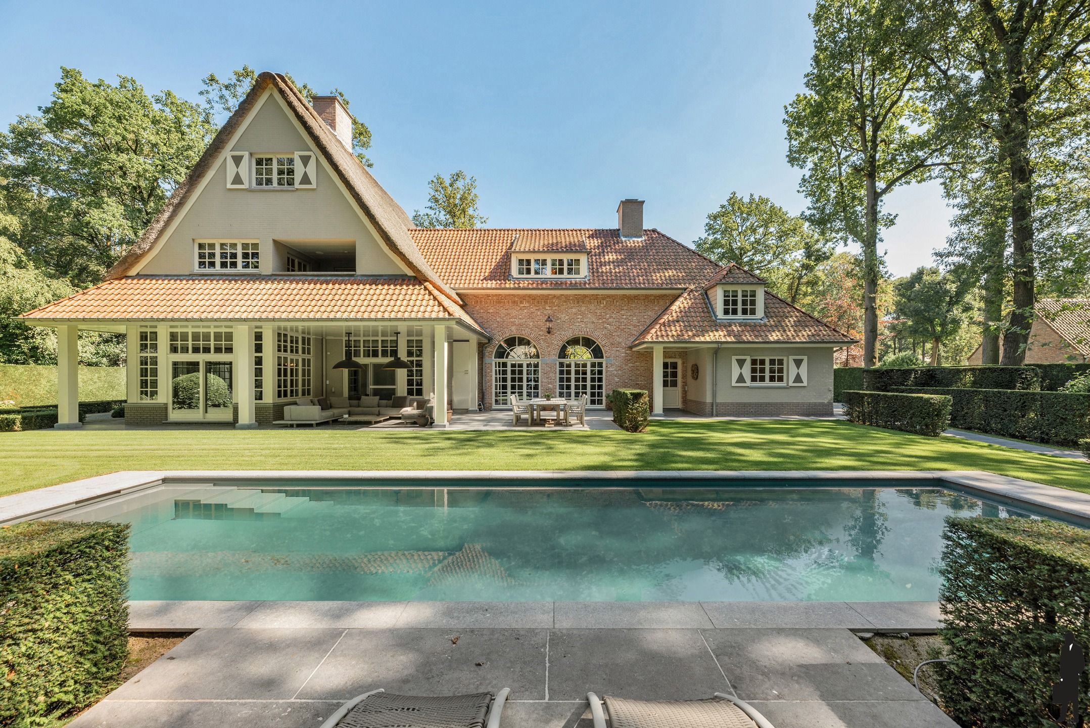 Rietgedekte en tot in de puntjes afgewerkte klassevilla foto {{pictureIndex}}