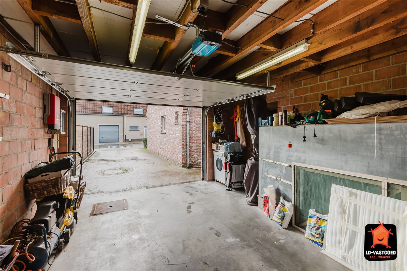 Goed gelegen woning met aparte garage foto 10