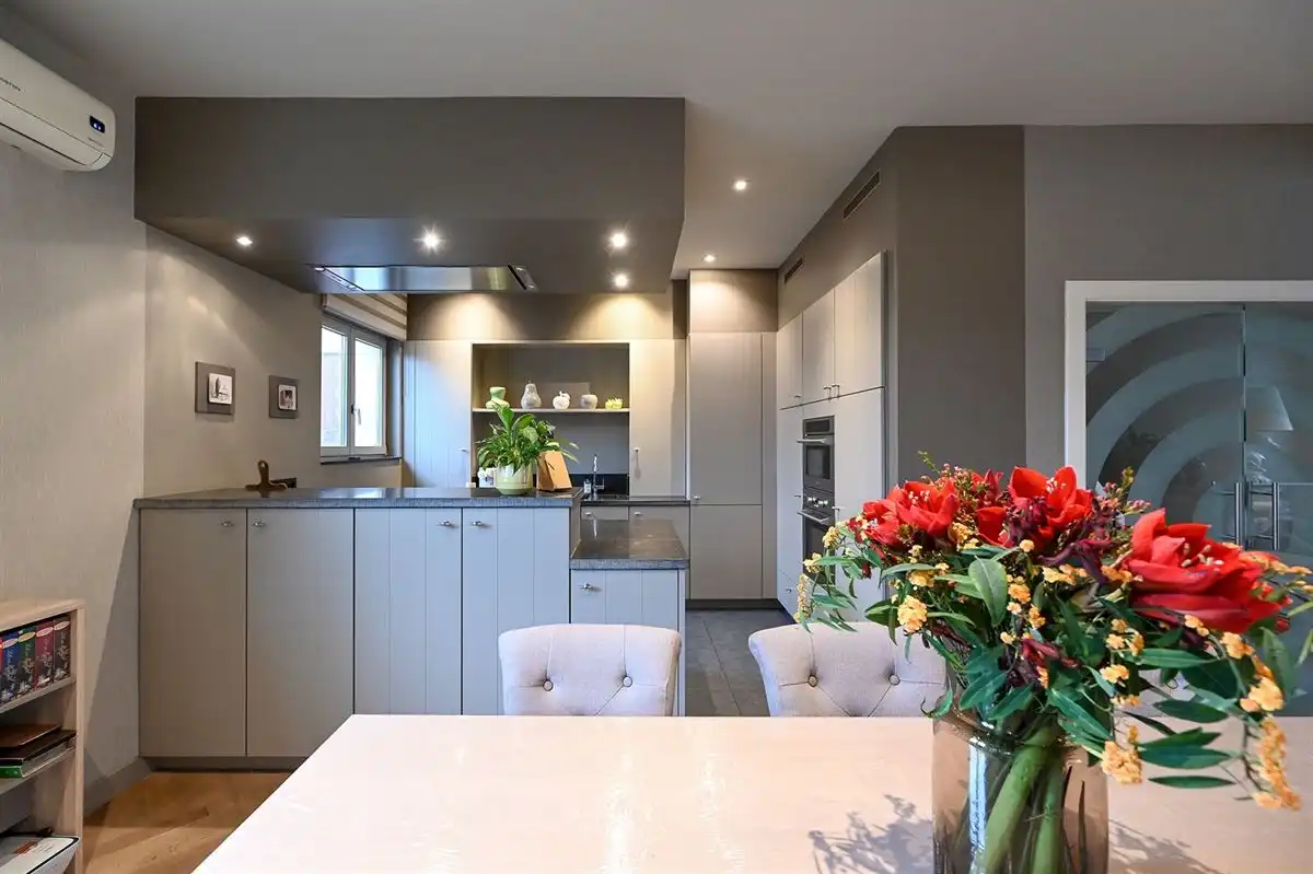 Mooie en gerenoveerde woning in populaire straat te Borgerhout foto 5