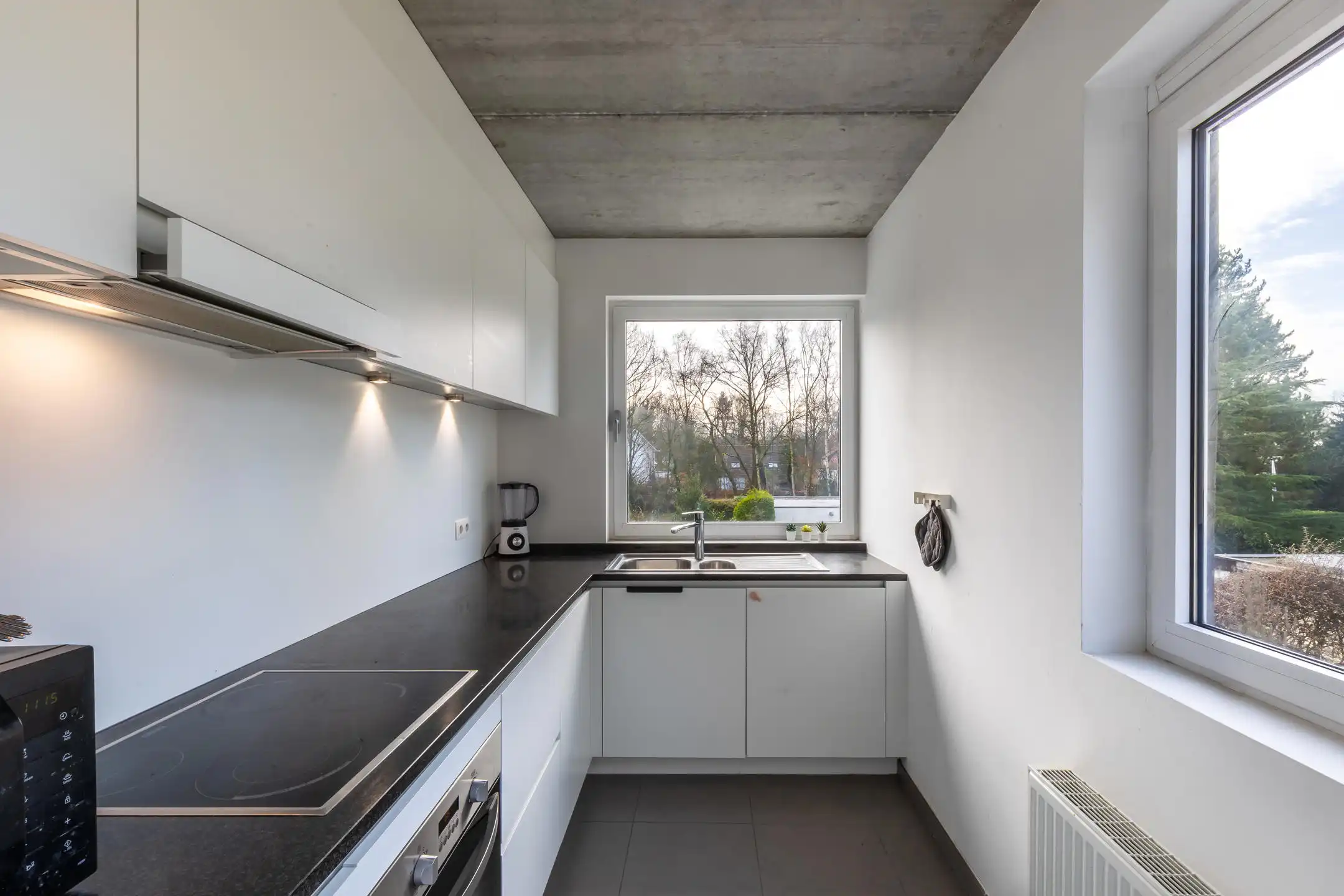 Modern gebouw met handelsgelijksvloers + duplex 1slpk app. foto 13