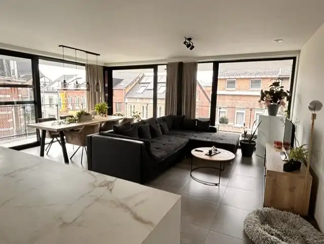 Prachtig  hoek-appartement op de tweede verdieping met 2 slaapkamers in hartje Bilzen foto 2