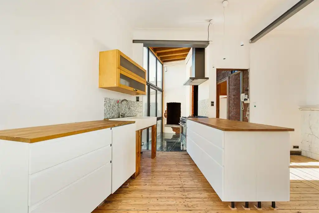 Uitzonderlijke woning met bijzonder magazijn foto 7