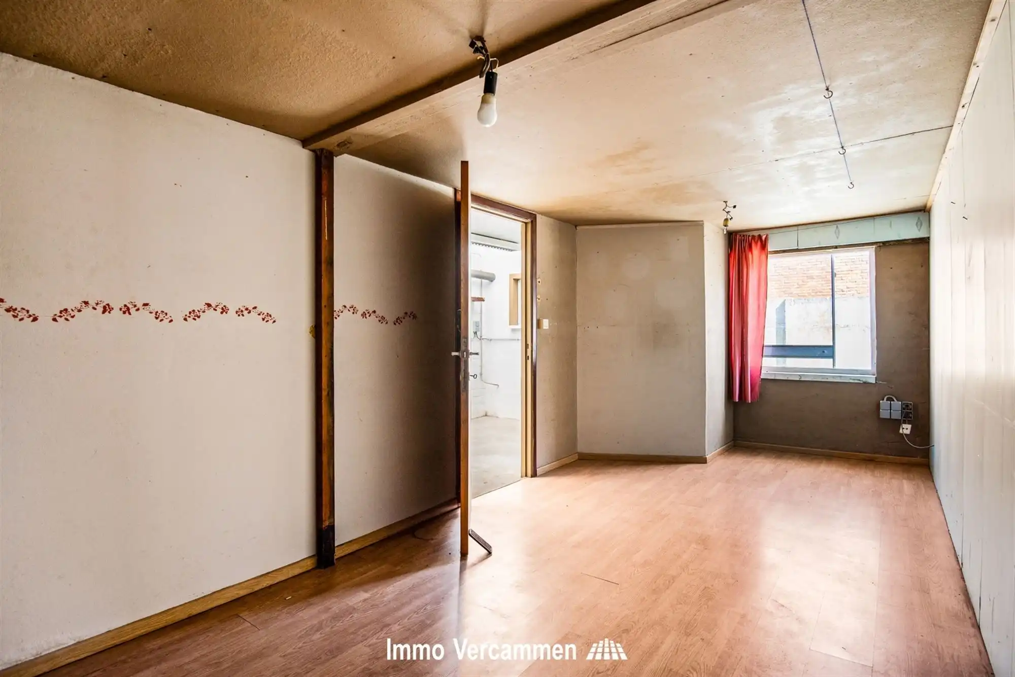 Grondig te renoveren, gelijkvloerse woning te Beerzel. foto 11