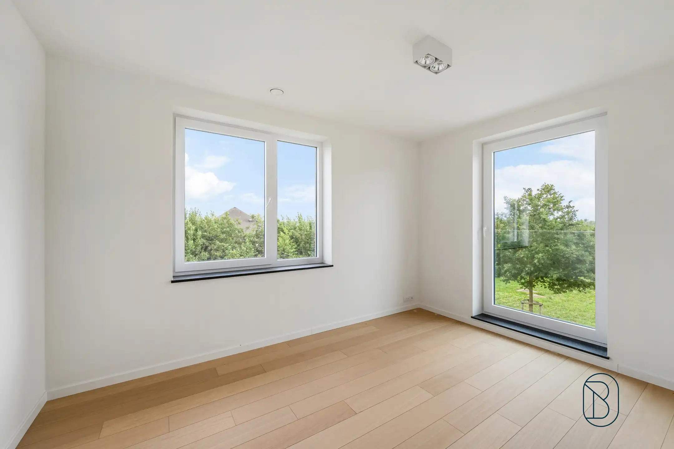 Recente halfopen bebouwing met 4 slaapkamers, tuin en garage foto 19