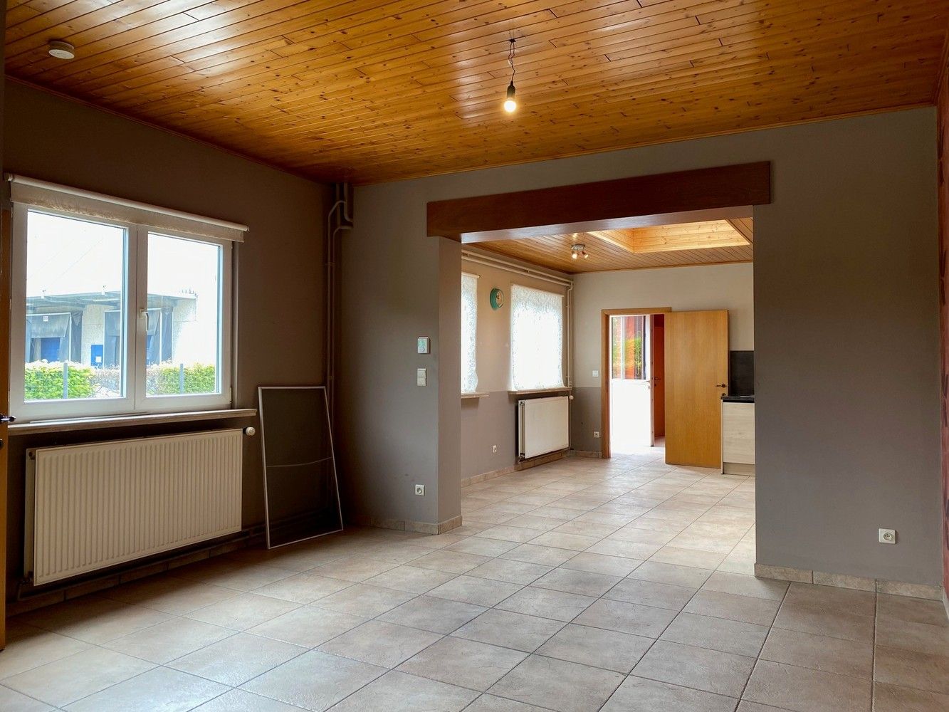 Ruime halfopen gezinswoning met grote garage/atelier (+/- 60m²) op een strategische ligging. foto 7