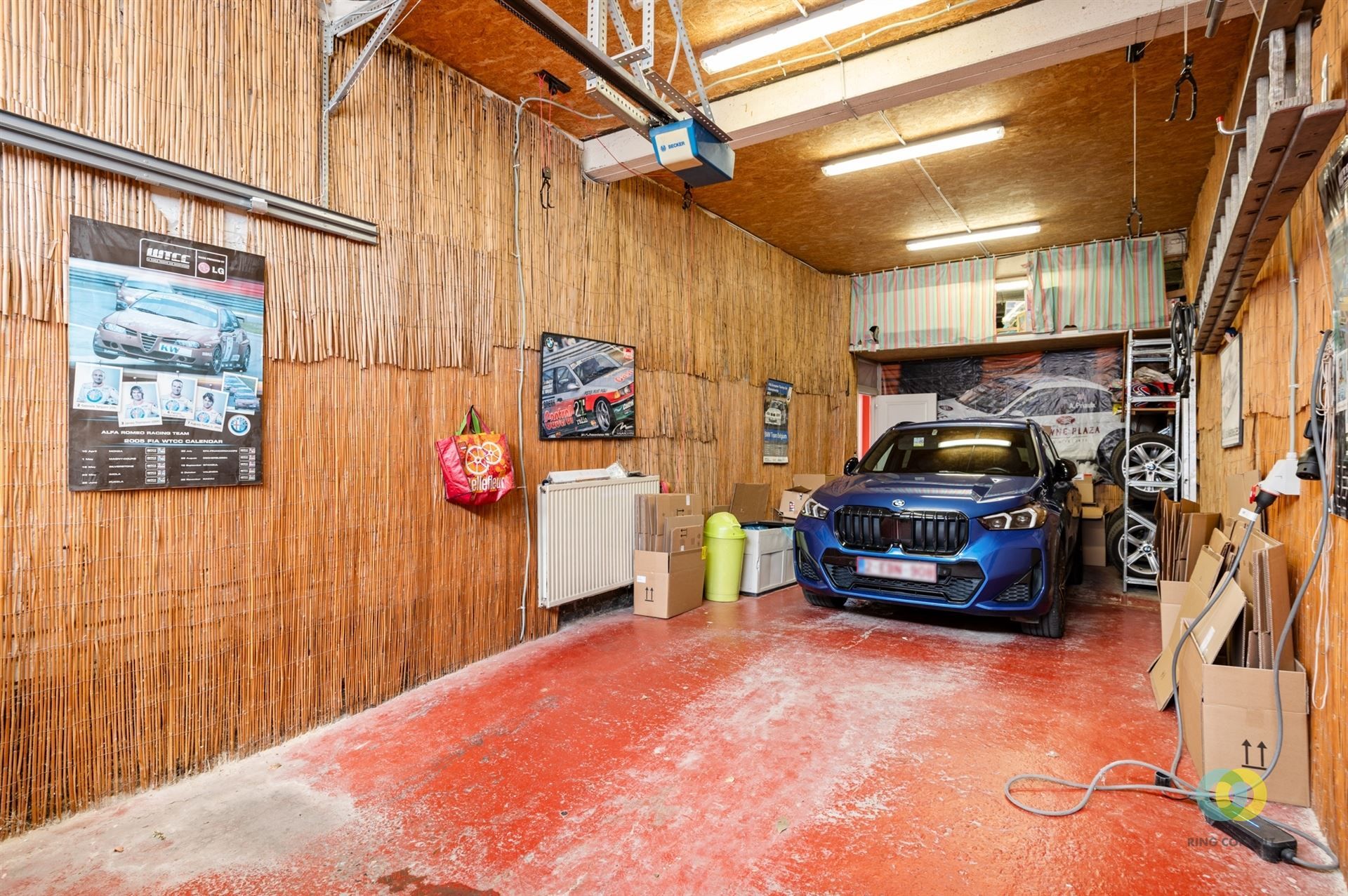 Ruime gezinswoning met garages en parking foto 14