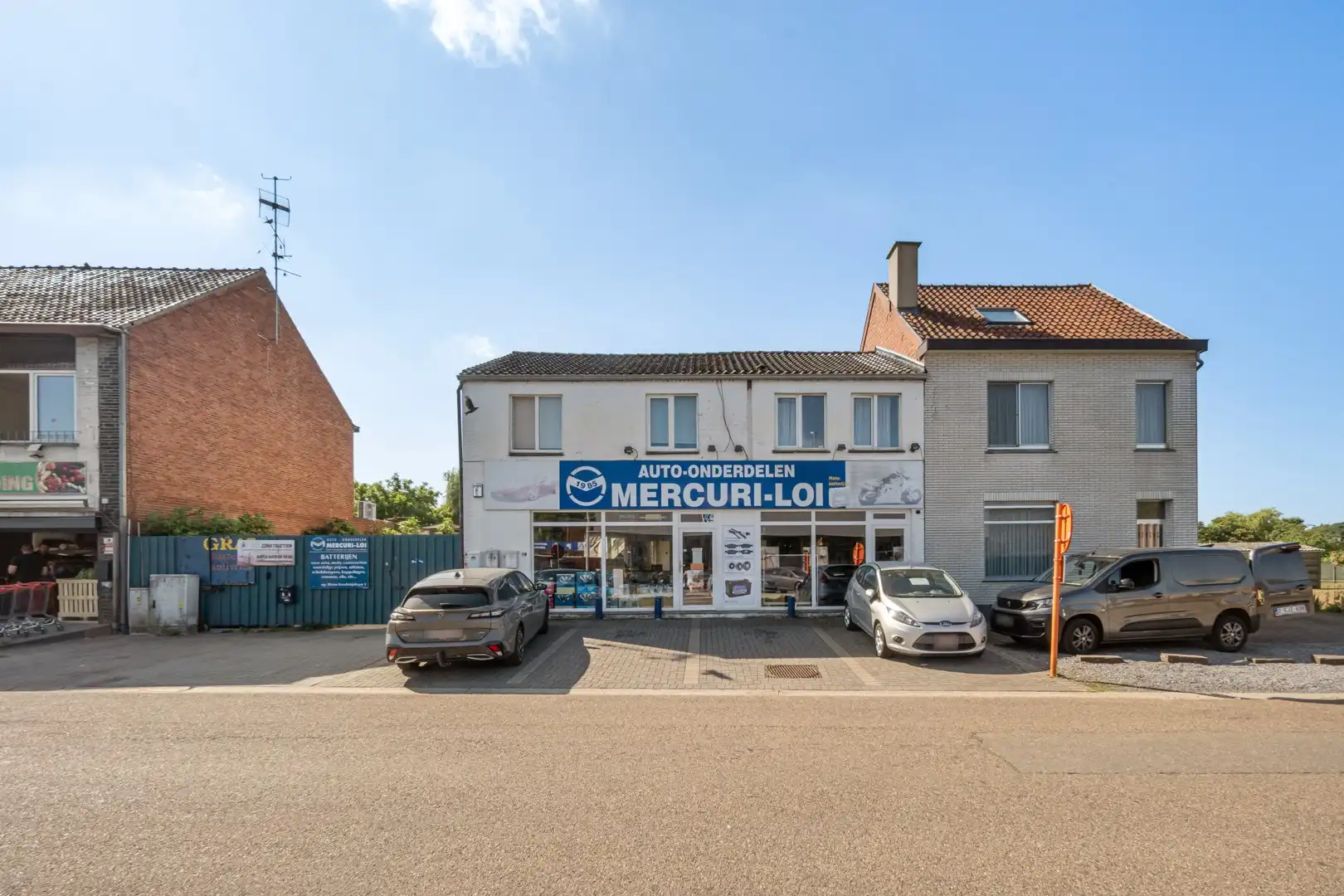 🏢 Handelspand met 2 appartementen, polyvalente ruimte en ruim perceel van 11a 19ca te koop foto {{pictureIndex}}