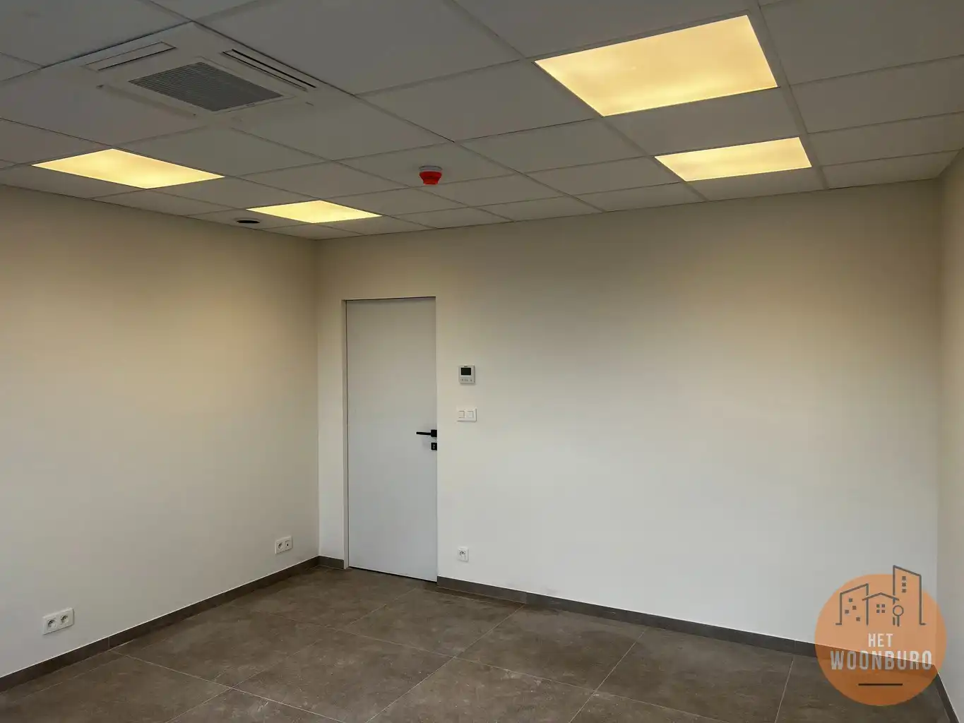 Kantoor met polyvalente ruimte, 4 burelen, vergaderzaal foto 11