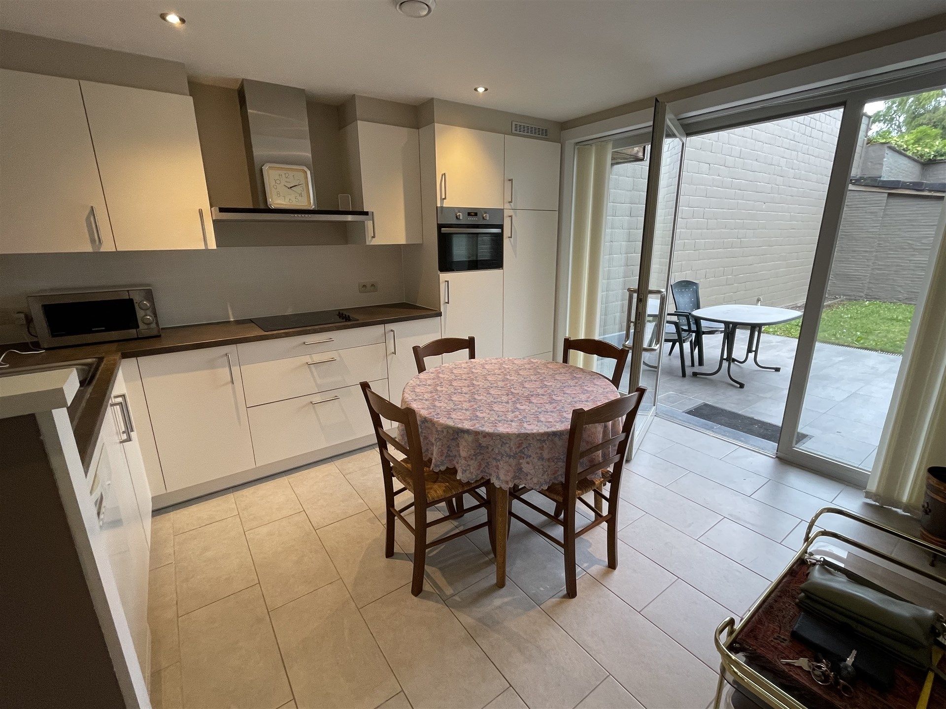 Mooi en centraal gelegen ruim gelijkvloers appartement met terras en tuintje. foto 8