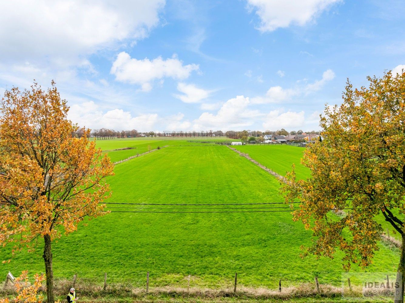 Prachtig perceel bouwgrond voor halfopen bebouwing met een totale oppervlakte van 6a 50ca met aangrenzend een perceel landbouwgrond van 93a 50ca, in totaal maar liefst 1ha! Het betreft een landelijk gelegen kavel in het rustige Wauberg (Peer). De kavel wordt gekenmerkt door haar prachtige vergezichten aan de achterzijde van het perceel. Tevens is de grond centraal gelegen t.o.v. het centrum van Peer, Meeuwen (Oudsbergen) en Houthalen-Helchteren en kan men vlot gebruik maken van de Noord-Zuidverbinding (A24). foto 4