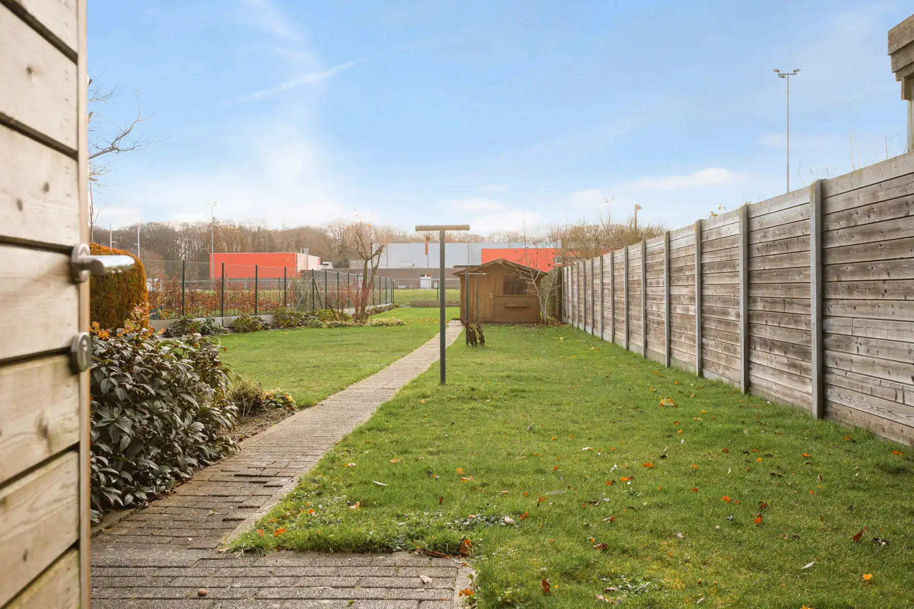 Gelijkvloerse gezinswoning met 4 slaapkamers en grote tuin foto 24