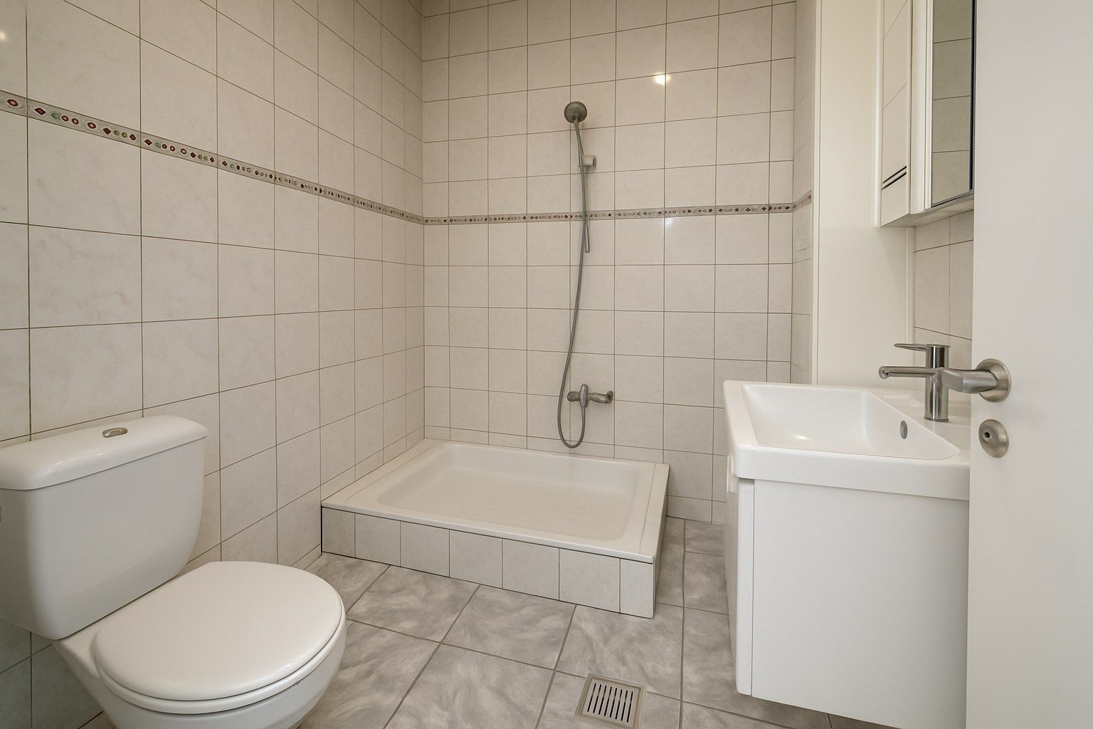 Te koop: Uitzonderlijk ruime stadswoning met 6 slaapkamers, garage en tuin in het hart van Sint-Niklaas! foto 12