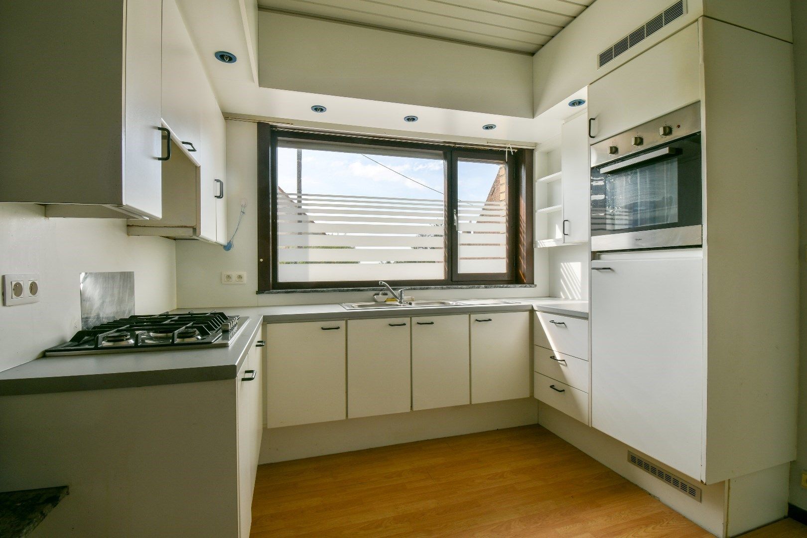 Halfopen bebouwing met renovatiepotentieel! foto 4