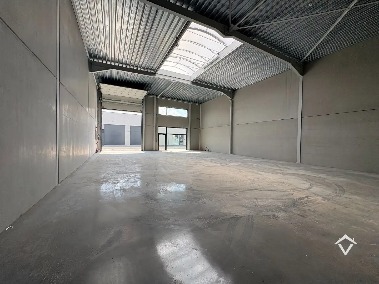 Loods te koop – 246 m² met 2 parkeerplaatsen inbegrepen op de industriezone te Ichtegem foto {{pictureIndex}}