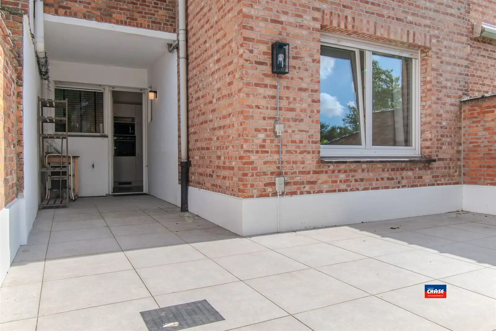 Sfeervol gerenoveerd gelijkvloers appartement met mooie tuin foto 14