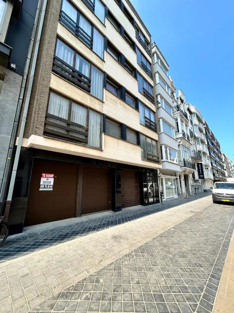 RUIME GARAGEBOX VLAKBIJ CENTRUM foto {{pictureIndex}}