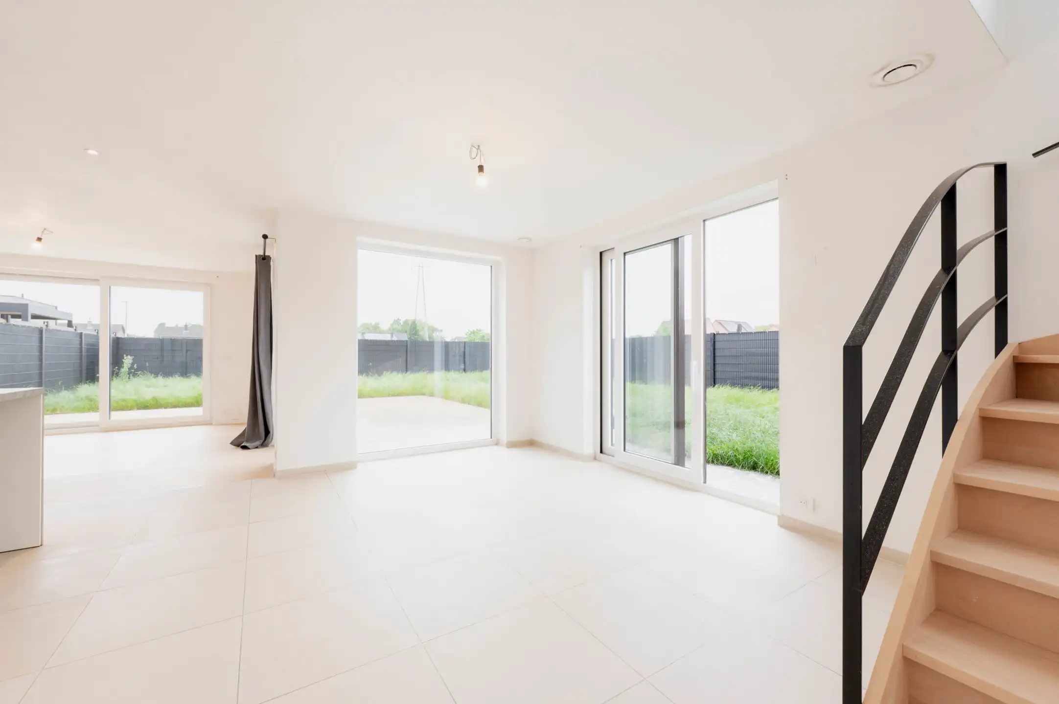 Halfopen moderne woning met zonnige tuin foto 2