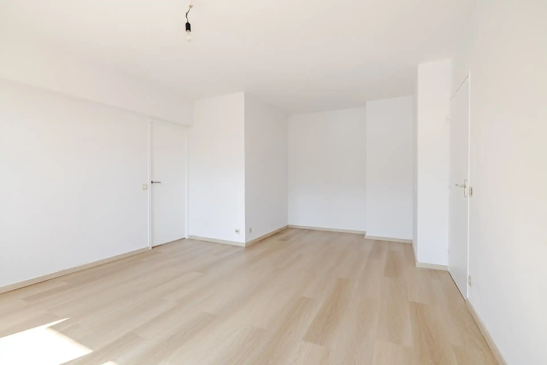 Lichtrijk één slaapkamer appartement foto {{pictureIndex}}