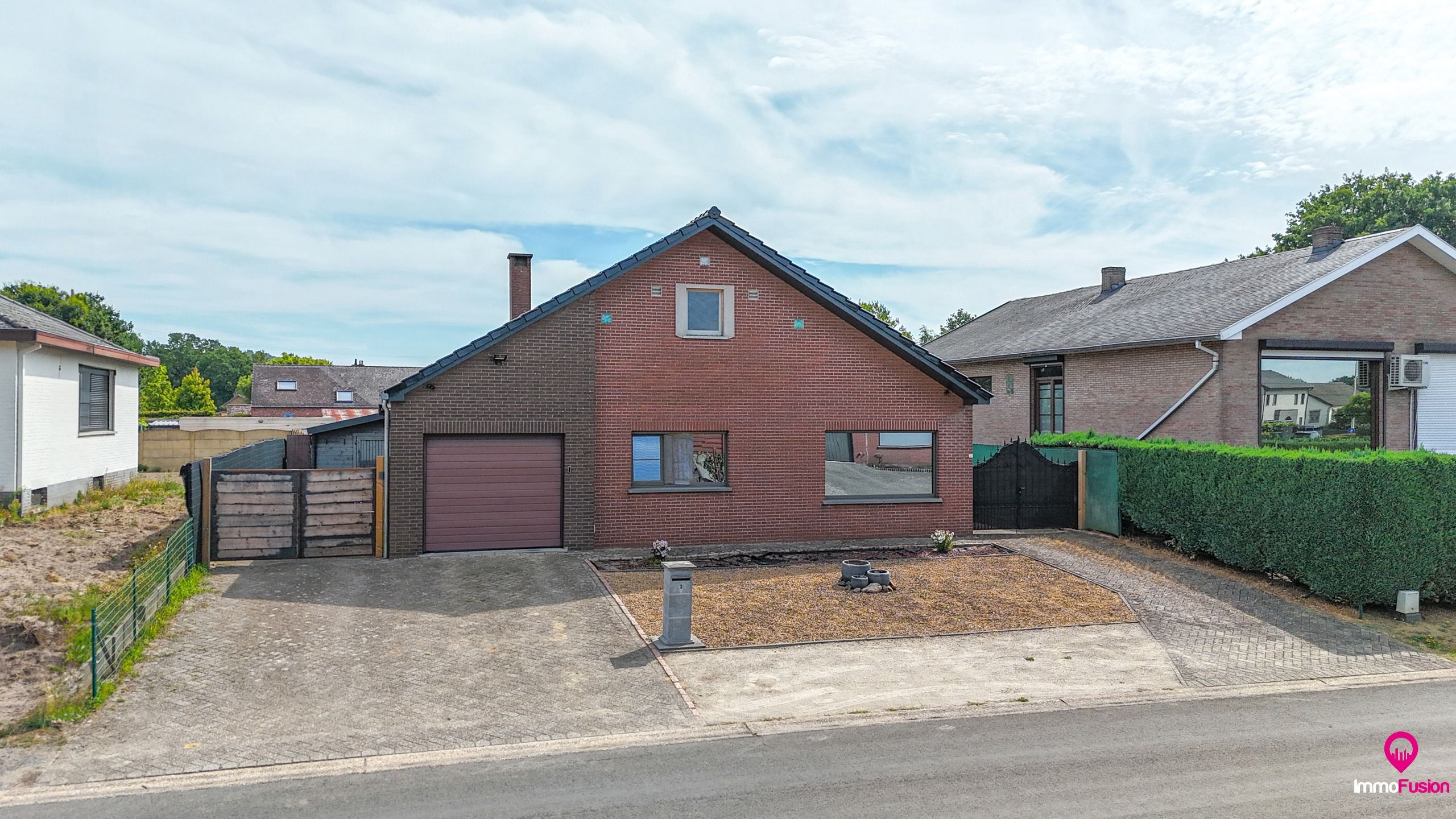 Instapklare gezinswoning met 4 slpks en mooie verzorgde tuin foto 2