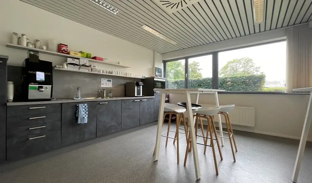 Instapklaar gelijkvloers kantoor te huur in Mechelen-Noord foto 10