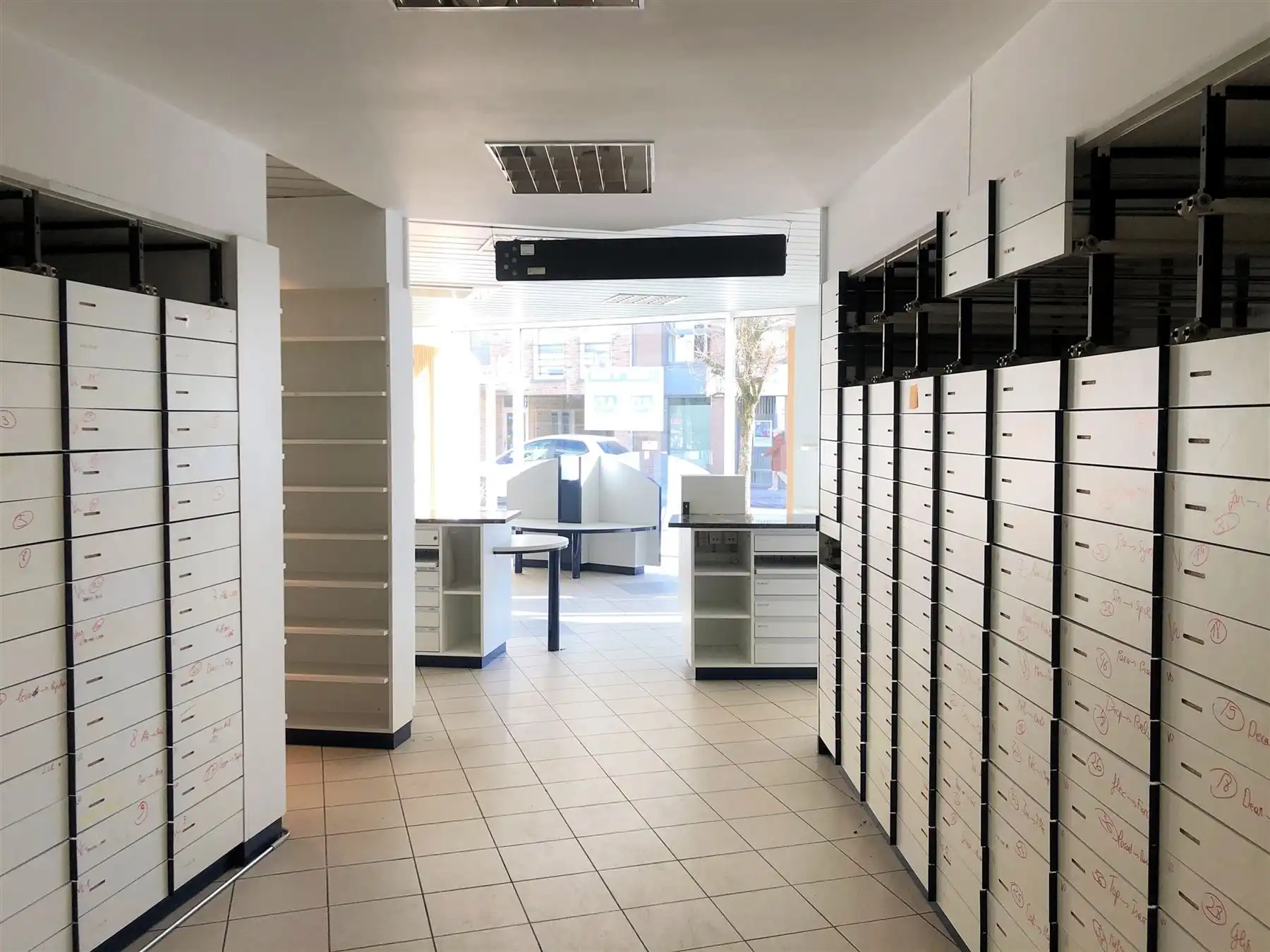 Centraal gelegen en verhuurd handelspand - ideaal voor project! foto 3