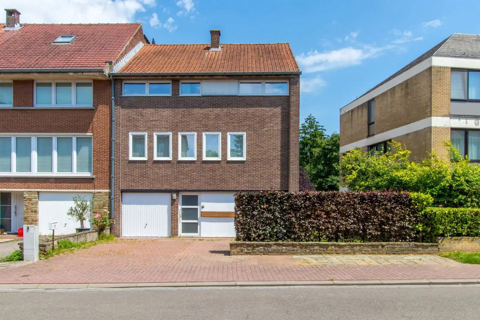 Woning met 5 slaapkamers op een terrein van 10 a 70 ca foto {{pictureIndex}}