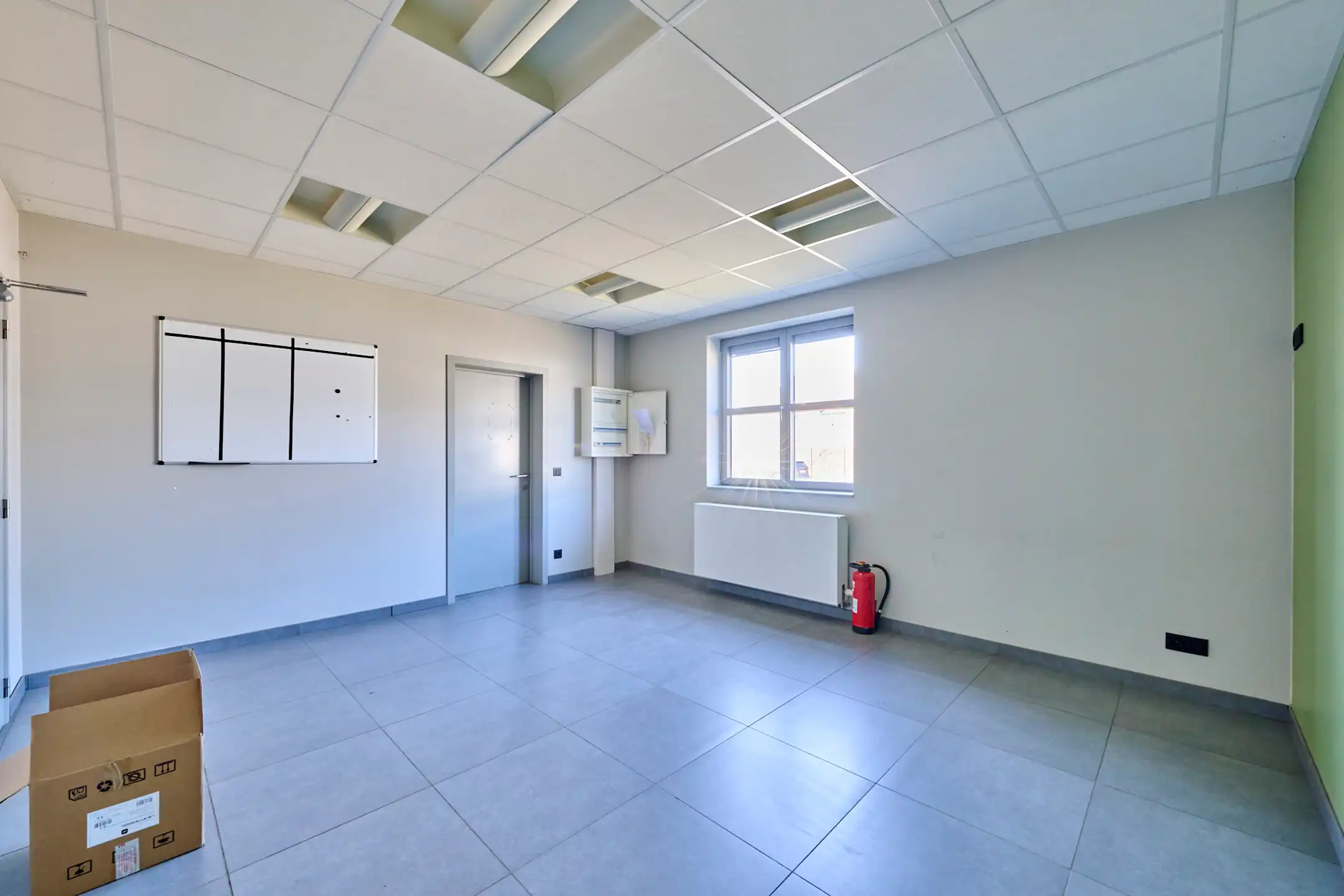 BEDRIJFSGEBOUW MET APPARTEMENT EN BUITENTERREIN foto 9