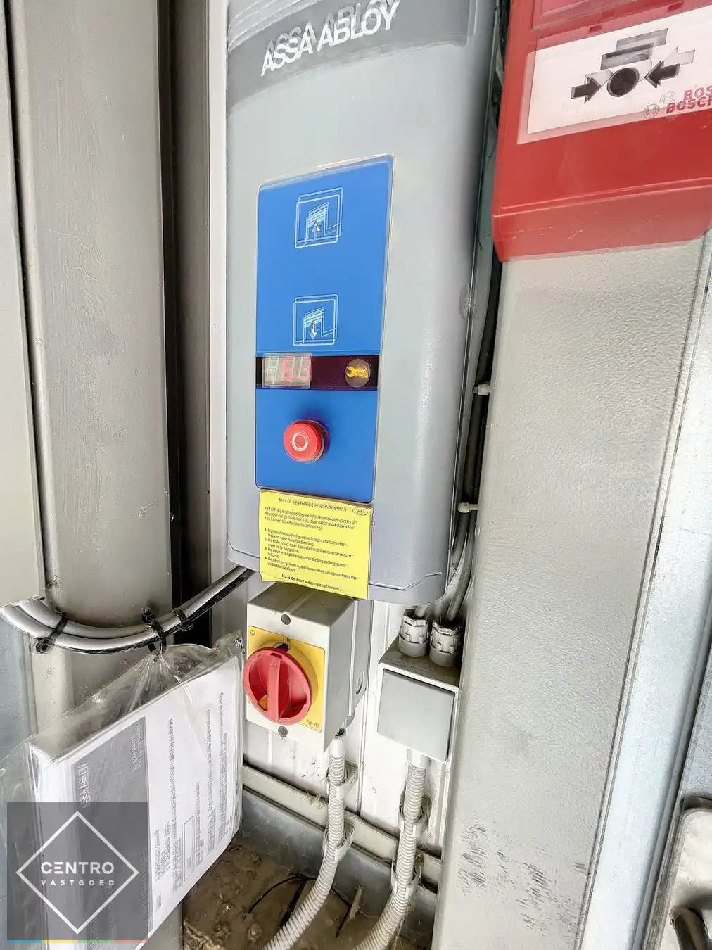 Perfect instapklare OPSLAGRUIMTE ( 261m²) op industriezone "Herdersbrug" te Brugge. Vlakbij haven van Zeebrugge! foto 5