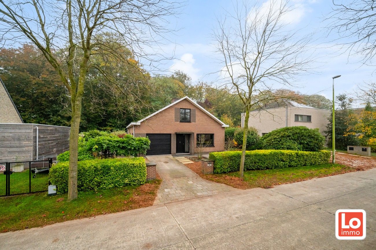 Hoofdfoto van de publicatie: VERKOCHT!! Te renoveren ruime alleenstaande woning met inpandige garage op een top locatie in hartje Lochristi!