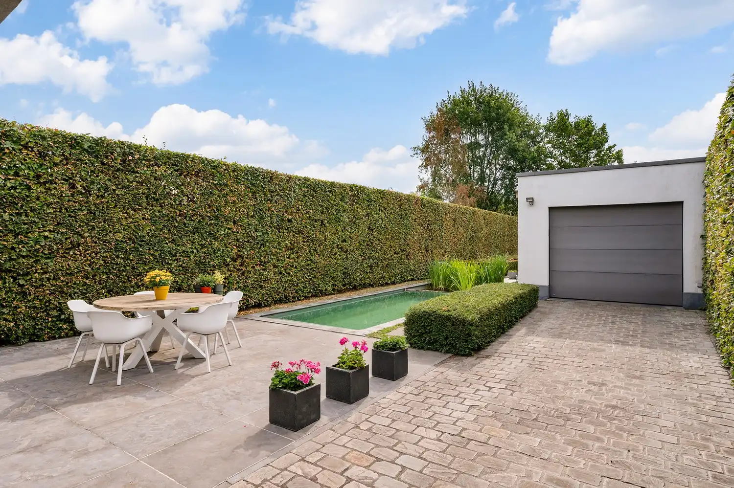 Halfopen woning op toplocatie met zwemvijver en garage. foto 33