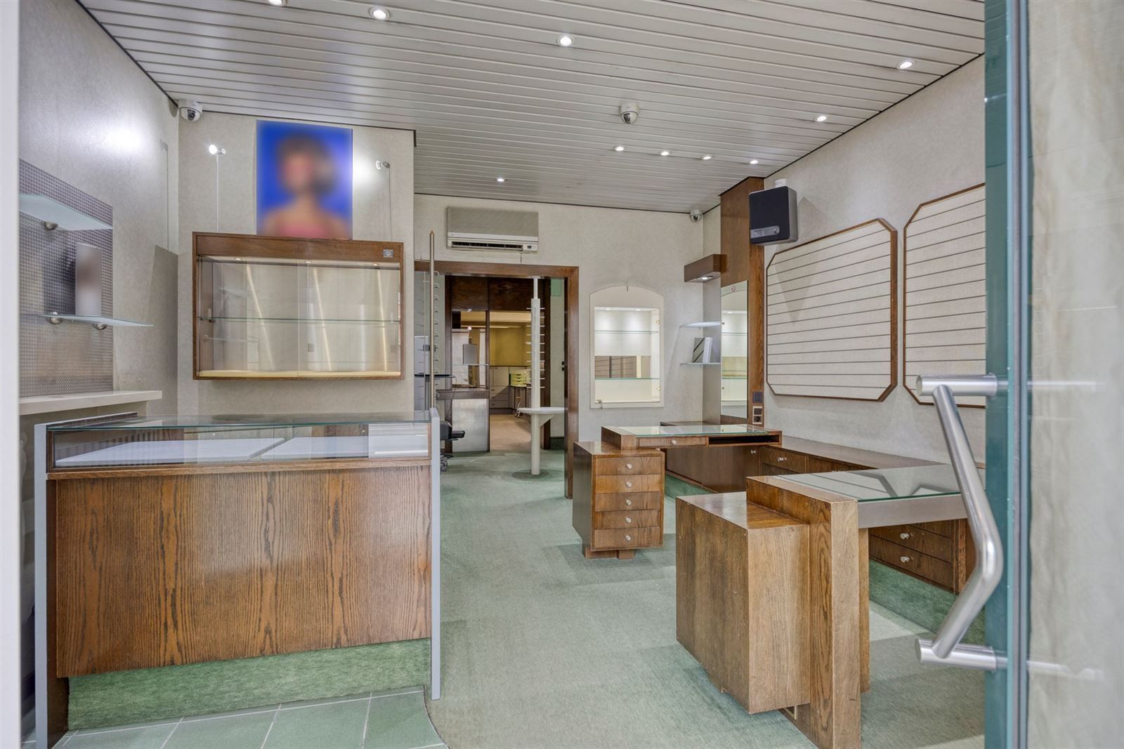 Opbrengsteigendom met handelsruimte en 3-kamer duplex appartement foto 3